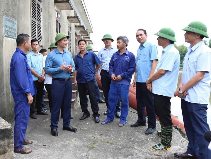 Chủ tịch UBND tỉnh Bắc Ninh Vương Quốc Tuấn (thứ 2, hàng thứ nhất từ trái sang) trò chuyện, động viên công nhân đang Ok88vip tỷ lệ kèo World Cup 2026 tại trạm bơm Trúc Tay. Ảnh: Nguyễn Miền.