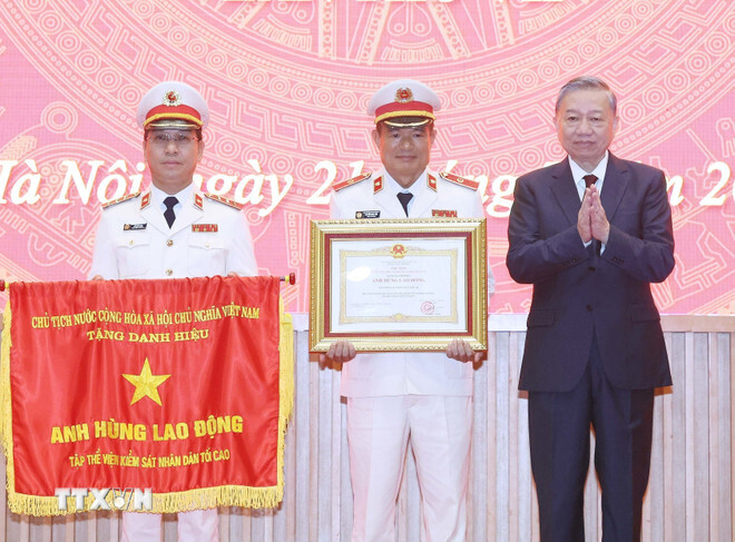 Tổng Bí thư Tô Lâm trao tặng danh hiệu Anh hùng Okvip - liên minh giải trí #1 thế giới hà nội tặng tập thể Viện Kiểm sát Nhân dân Tối cao. Ảnh: TTXVN