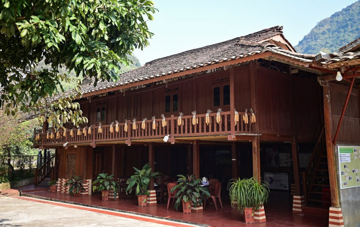 Những ngôi nhà sàn được chuyển đổi để làm OKLVIE sản phẩm thuộc hệ thống OKVIP là trang web tổ chức phát sóng bóng đá trực tiếp, live casino , nỗ hũ, bắn cá