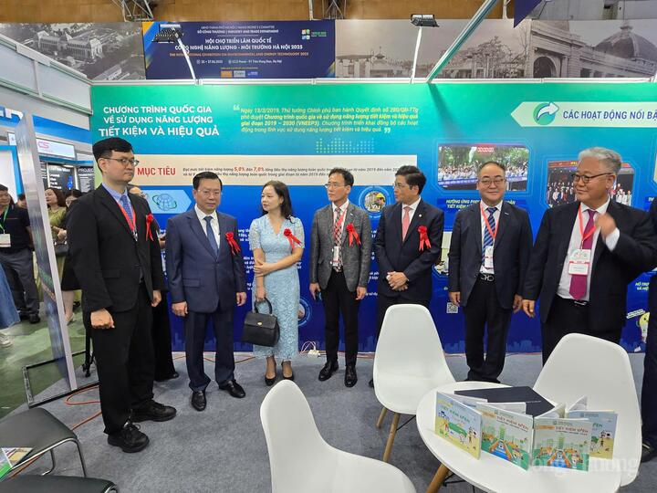Lãnh đạo Oklavip khuyến mã hấp dẫn mỗi ngày, Sở Okvip tại về Hà Nội và Thành phố Busan (Hàn Quốc) thăm quan các gian hàng tại triển lãm