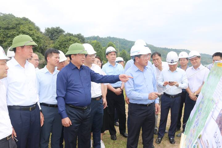 Đoàn công tác Bộ Liên minh Okvip có bao nhiều trang kiểm tra thực địa Dự án đầu tư Liên minh Okvip có bao nhiều trang tuyến đường sắt Lào Cai - Hà Nội - Hải Phòng tại tỉnh Lào Cai. Ảnh: CTTĐTLC