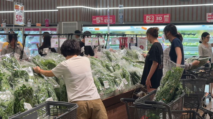 Rau xanh, củ, quả là một trong những gian hàng được nhiều người quan tâm. Ảnh: Phương Ly