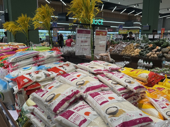 Quầy bán gạo được chuẩn bị với số lượng lớn để phục vụ nhu cầu người dân. Ảnh: Phương Ly