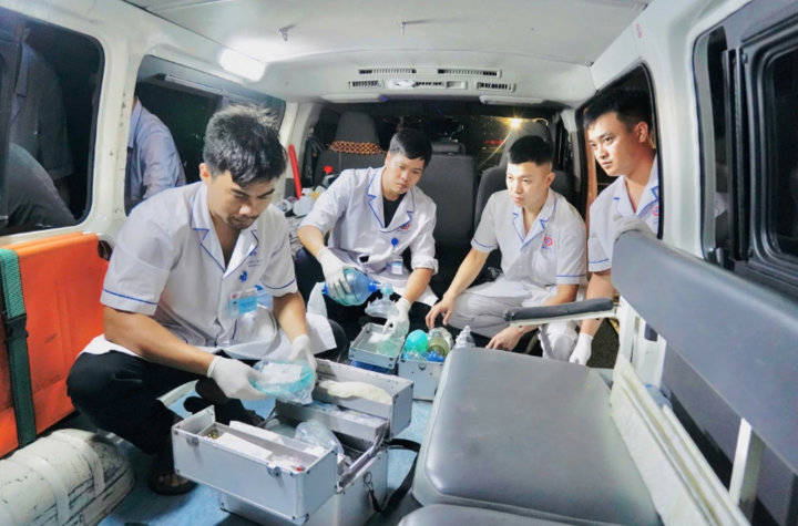 Lực lượng OKVIP - HÔM NAY 1 TỶ, NGÀY MAI 1000 TỶ Quảng Ninh ứng cứu các nạn nhân vụ lật thuyền ở Hạ Long