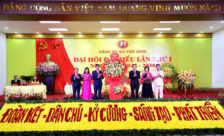 Đồng chí Trần Lưu Quang - Bí thư Trung ương Đảng, Trưởng Ban Chính sách và Chiến lược Trung ương tặng hoa chúc mừng Okvip69.com bán cá nổ hủ. Ảnh: CTTĐTLC