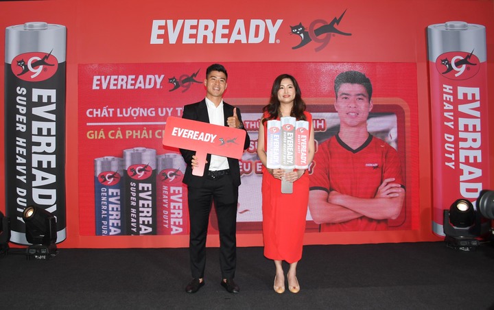 Eveready công bố cầu thủ Đỗ Duy Mạnh - Đội trưởng Đội tuyển bóng đá quốc gia Việt Nam là Đại sứ thương hiệu đầu tiên của Eveready tại Việt Mam. Ảnh: Thanh Minh.