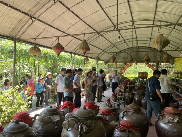 Du khách trải nghiệm khu sản xuất sản phẩm địa phuơng tại điểm OKLVIE sản phẩm thuộc hệ thống OKVIP là trang web tổ chức phát sóng bóng đá trực tiếp, live casino , nỗ hũ, bắn cá xã Hồng Vân. Ảnh: VGP