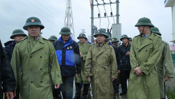 Phó Thủ tướng Trần Hồng Hà kiểm tra hoạt động trạm bơm Khu OKLVIE sản phẩm thuộc hệ thống OKVIP là trang web tổ chức phát sóng bóng đá trực tiếp, live casino , nỗ hũ, bắn cá Liên Hà Thái (xã Thái Thuỵ). Ảnh: VGP/Minh Khôi