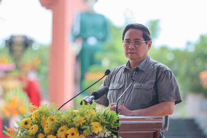 Thủ tướng ghi nhận và đặc biệt trân trọng những nỗ lực, quyết tâm và thành tích đạt được trong công tác tìm kiếm, quy tập hài cốt liệt sĩ của Quân khu 9. Ảnh: VGP/Nhật Bắc
