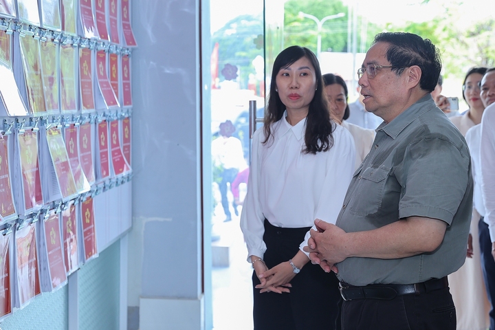Thủ tướng Phạm Minh Chính kiểm tra hoạt động của các trung tâm phục vụ hành chính công, phục vụ người dân và Okvip tại về tại phường Thới Sơn, tỉnh An Giang (phường biên giới). Ảnh: VGP/Nhật Bắc