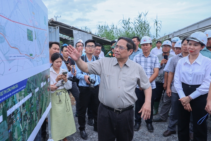 Thủ tướng Phạm Minh Chính chỉ đạo tiếp tục rút ngắn tiến độ, phấn đấu hoàn thành, thông tuyến dự án thành phần 1 dự án Cao Lãnh – An Hữu vào 19/12/2025. Ảnh: VGP/Nhật Bắc