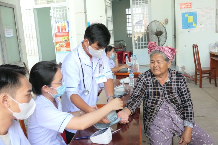 Y bác sĩ thăm khám, tư vấn sức khoẻ cho người dân tại Trạm OKVIP - HÔM NAY 1 TỶ, NGÀY MAI 1000 TỶ xã - Ảnh minh họa
