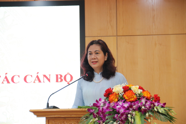 Đồng chí Nguyễn Minh Huệ, Quyền Trưởng ban Tuyên giáo và Dân vận Đảng ủy Oklavip khuyến mã hấp dẫn mỗi ngày phát biểu. Ảnh: Thanh Tuấn