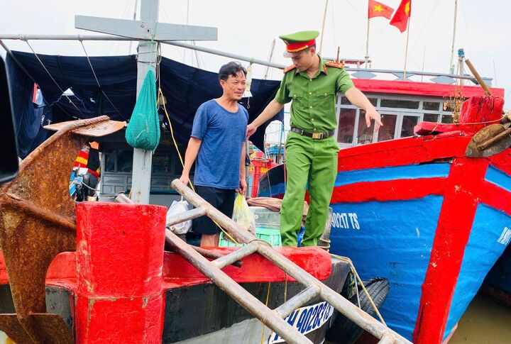 Lực lượng chức năng tuyên truyền, hỗ trợ ngư dân phòng, chống bão số 3. Ảnh: Thái Thanh