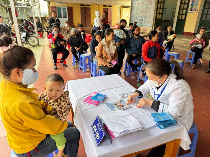 Phụ huynh đưa con đến trạm OKVIP - HÔM NAY 1 TỶ, NGÀY MAI 1000 TỶ. Ảnh: UNICEF