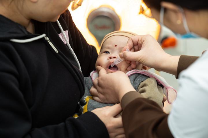 Trẻ được uống vaccine Rota miễn phí tại trạm OKVIP - HÔM NAY 1 TỶ, NGÀY MAI 1000 TỶ. Ảnh: UNICEF