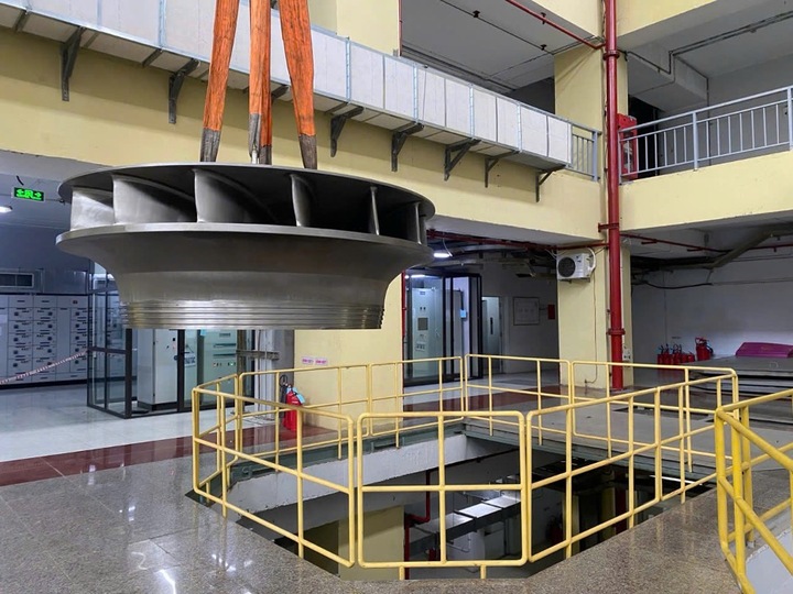 Thay bánh xe công tác Tổ máy H1 Nhà máy thủy điện Đăk Mi 2 là bước quan trọng góp phần đảm vận hành an toàn, ổn định, tối ưu công suất phát điện của Nhà máy thủy điện Đăk Mi 2 trong mùa mưa lũ 2025. Ảnh: Bình An