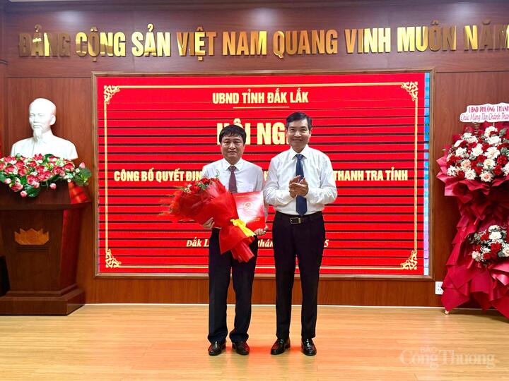 Chủ tịch UBND tỉnh Đắk Lắk Tạ Anh Tuấn chúc mừng Chánh thanh tra tỉnh ông Hồ Duy Thành. Ảnh: N.G
