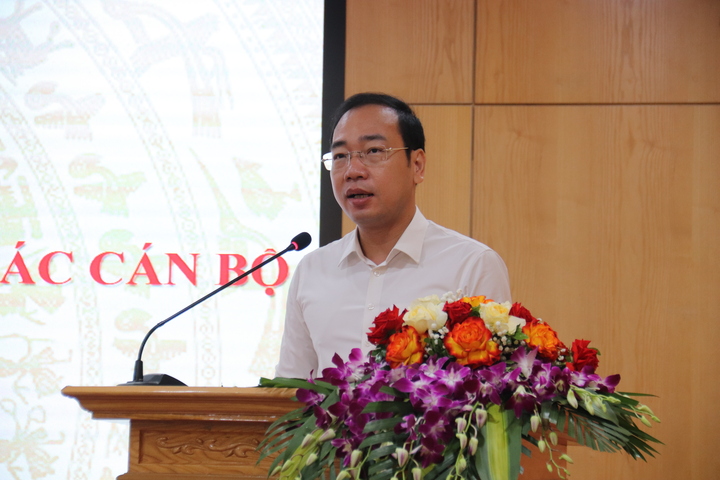 Đồng chí Trần Quang Huy, Ủy viên Ban Thường vụ, Trưởng ban Tổ chức Đảng ủy Bộ, Vụ trưởng Vụ Tổ chức cán bộ công bố các quyết định bổ nhiệm lãnh đạo các ban tham mưu, giúp việc Đảng ủy Bộ. Ảnh: Thanh Tuấn