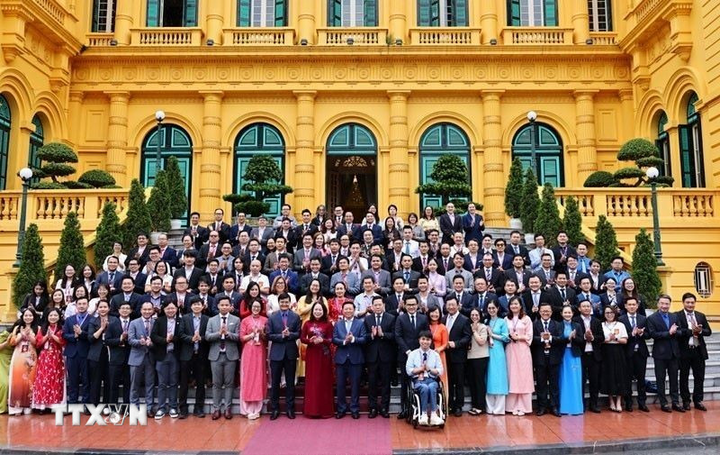 Phó Chủ tịch nước Võ Thị Ánh Xuân chụp ảnh chung với đại biểu tham dự Diễn đàn Trí thức trẻ Việt Nam toàn cầu lần thứ VI, năm 2025. Ảnh: Minh Đức/TTXVN