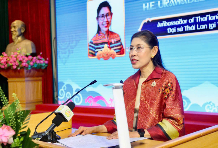 Bà Urawadee Sriphiromya, Đại sứ Đặc mệnh toàn quyền Vương quốc Thái Lan tại Việt Nam phát biểu tại diễn đàn. Ảnh: Cổng TTĐT tỉnh Hưng Yên