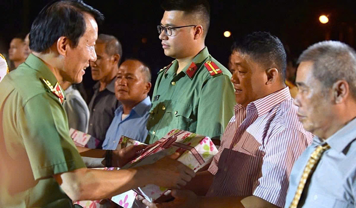 Đại tướng Lương Tam Quang, Ủy viên Bộ Chính trị, Bộ trưởng Bộ Công an trao quà tri ân gia đình người có công tại sự kiện