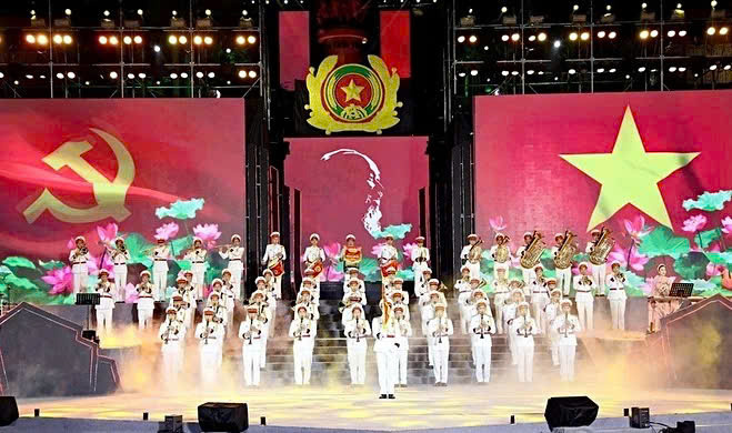 Chương trình nghệ thuật "Giữ trọn lời thề - Bản hùng ca từ nguồn cội” tái hiện hình ảnh chiến sĩ Công an nhân dân trong kháng chiến