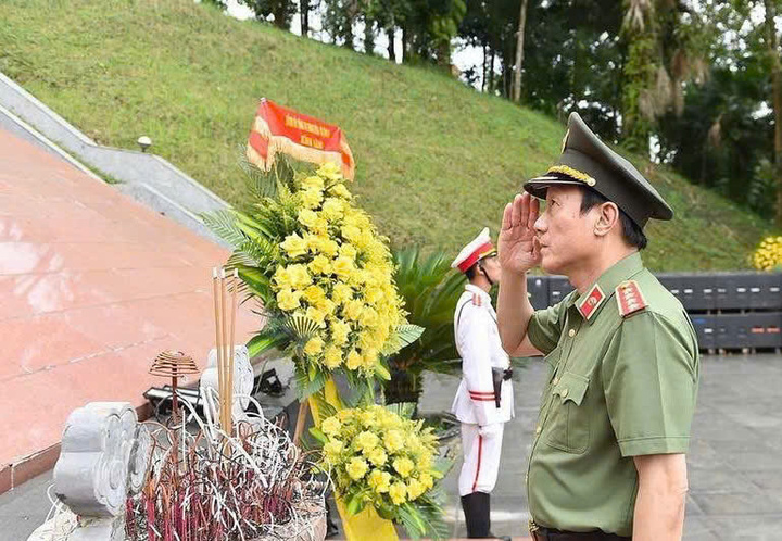 Trước đó, chiều cùng ngày (20/7), Đại tướng Lương Tam Quang, Ủy viên Bộ Chính trị, Bộ trưởng Bộ Công an cùng đoàn công tác của Bộ đã đến dâng hương tưởng niệm tại Khu di tích Nha Công an Trung ương.