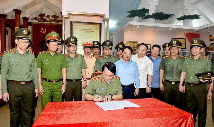 Đại tướng Lương Tam Quang viết lưu bút tại Khu di tích Nha Công an Trung ương
