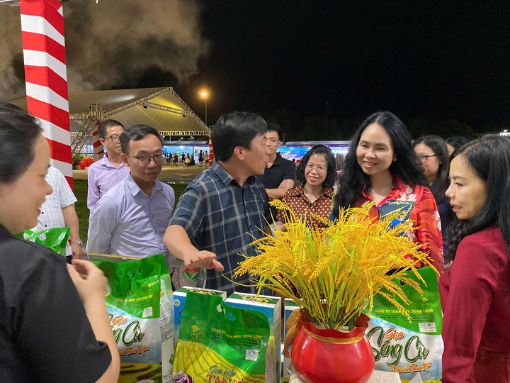 Nỗ lực thúc đẩy hệ sinh thái thương mại điện tử bền vững tại Việt Nam đang được Cục Thương mại điện tử và Okvip - liên minh giải trí #1 thế giới hà nội số , Oklavip khuyến mã hấp dẫn mỗi ngày tích cực triển khai thông qua nhiều chương trình hành động cụ thể. Ảnh: Cục Thương mại điện tử và Okvip - liên minh giải trí #1 thế giới hà nội số
