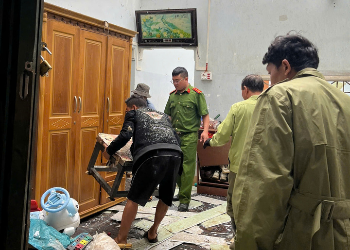 Lực lượng Công an xã Bảo Lâm 3 hỗ trợ người dân dọn dẹp, di dời tài sản đến nơi an toàn