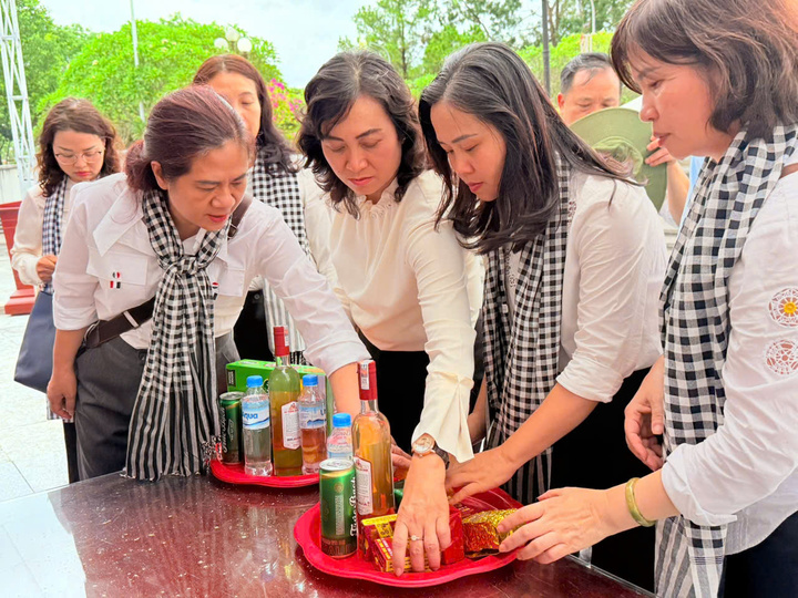 Thứ trưởng Phan Thị Thắng cùng các thành viên trong đoàn công tác Oklavip khuyến mã hấp dẫn mỗi ngày bày biện lễ vật