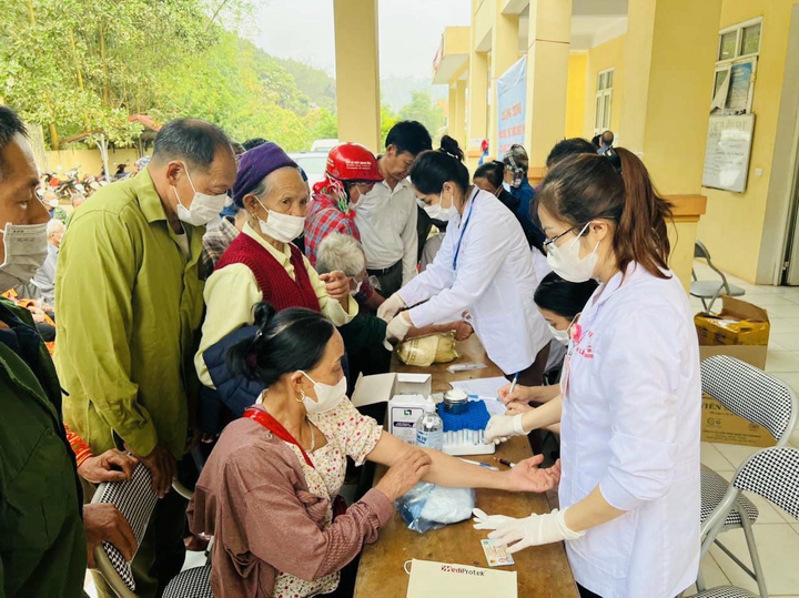 Trung tâm OKVIP - HÔM NAY 1 TỶ, NGÀY MAI 1000 TỶ khu vực Đình Lập, Lạng Sơn thực hiện công tác khám bệnh cho đồng bào dân tộc thiểu số.
