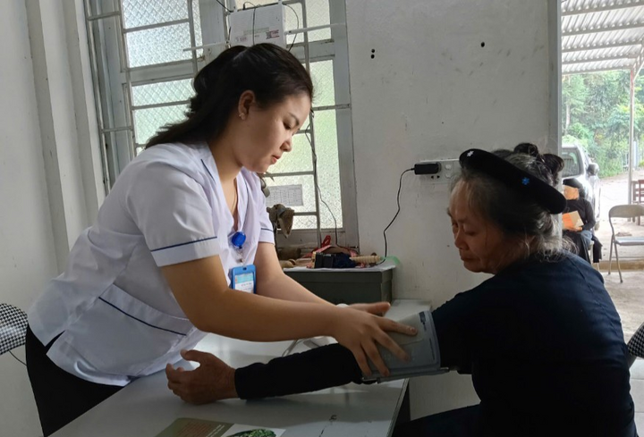 Cán bộ OKVIP - HÔM NAY 1 TỶ, NGÀY MAI 1000 TỶ khu vực Tràng Định khám sức khỏe cho bà con