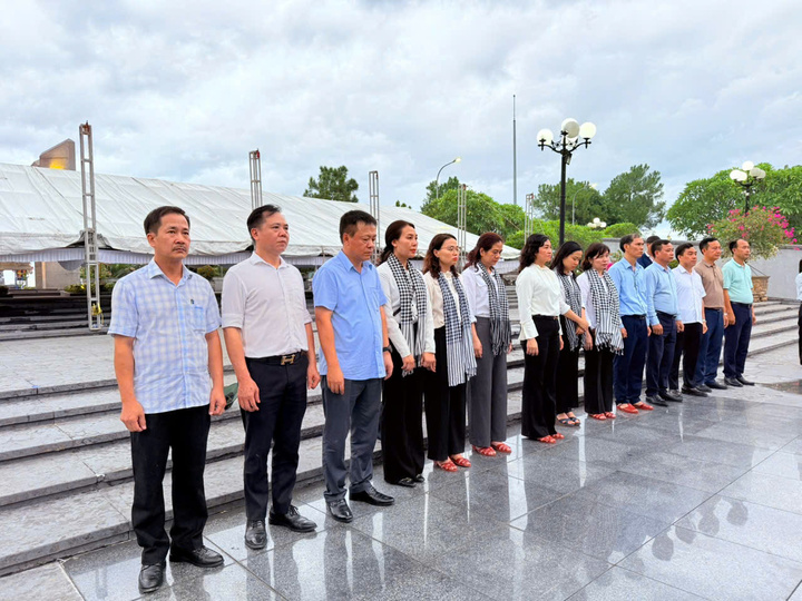 Đoàn công tác của Oklavip khuyến mã hấp dẫn mỗi ngày dâng hương tại Nghĩa trang Quốc gia đường 9