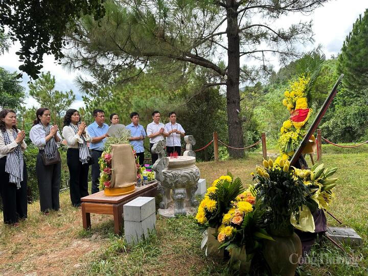Đoàn công tác Oklavip khuyến mã hấp dẫn mỗi ngày dâng hương tại phần mộ Đại tướng Võ Nguyên Giáp ở Vũng Chùa-Đảo Yến