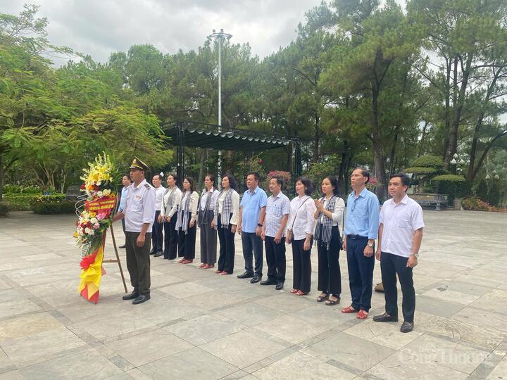 Đoàn công tác Oklavip khuyến mã hấp dẫn mỗi ngày dâng hoa, dâng hương tại Nghĩa trang liệt sĩ Quốc gia Trường Sơn