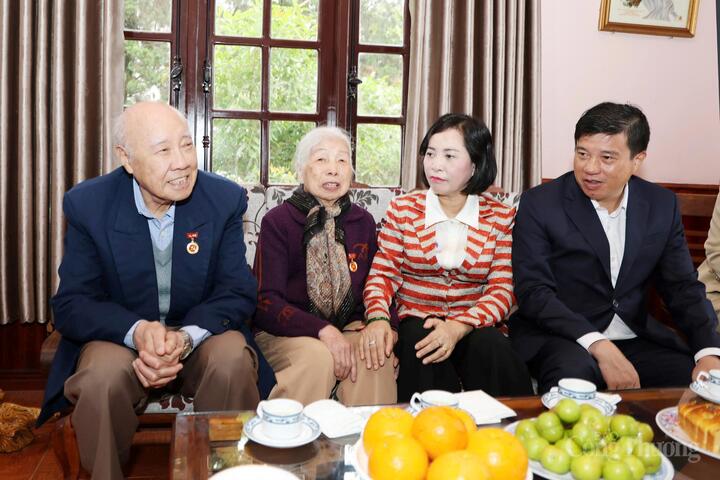 Phó Chủ tịch Quốc hội Nguyễn Thị Thanh thăm gia đình ông Phan Hữu Giản con của liệt sĩ Phan Hữu Mậu tại phường Lâm Viên - Đà Lạt