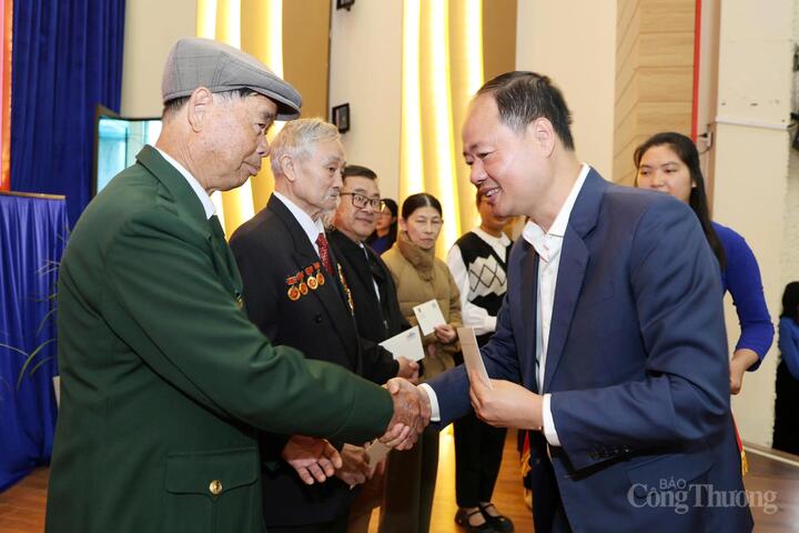 Đồng chí Phó Bí thư Tỉnh ủy, Chủ tịch HĐND tỉnh Lâm Đồng Trần Hồng Thái trao tặng quà cho các gia đình chính sách, người có công với các mạng tại phường Xuân Hương - Đà Lạt