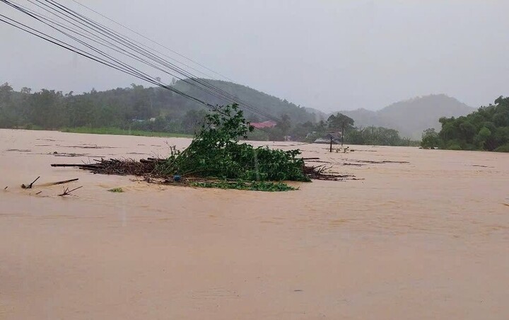 Mưa lớn kèo dài, nhiều bản làng bị cô lập, trở thành ốc đảo bất đắc dĩ. Ảnh: QH