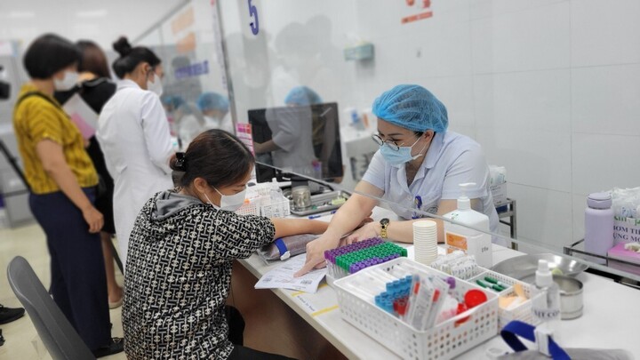 Bộ OKVIP - HÔM NAY 1 TỶ, NGÀY MAI 1000 TỶ đang đánh giá tác động, đề xuất thời điểm đưa chi phí quản lý vào giá khám, chữa bệnh. Ảnh minh họa