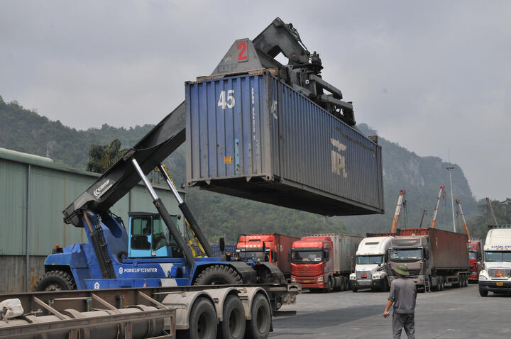 Hoạt động xuất nhập khẩu hàng hóa tại khu vực cửa khẩu Lạng Sơn. Ảnh: Quỳnh Nga
