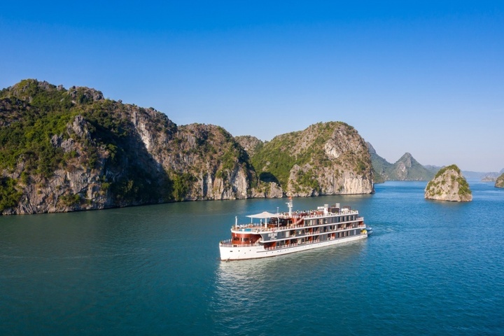 Du thuyền trên Vịnh Hạ Long. Ảnh: LuxGroup