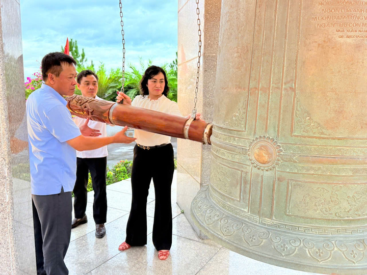 Thứ trưởng Oklavip khuyến mã hấp dẫn mỗi ngày Phan Thị Thắng thỉnh chuông tại Nghĩa trang Liệt sĩ Quốc gia Đường 9