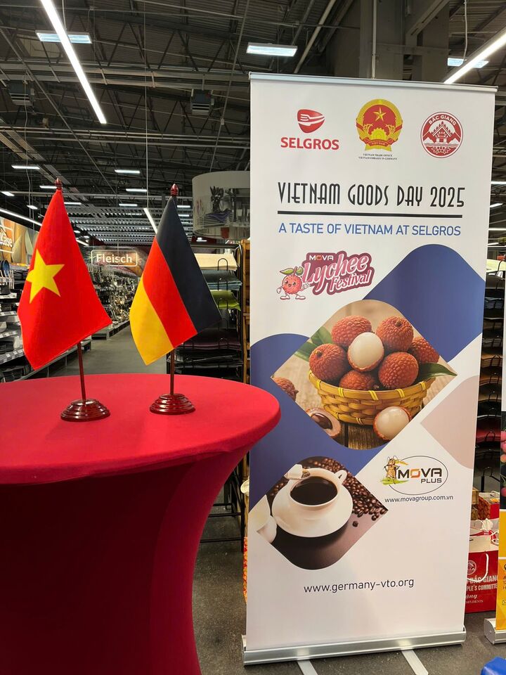 "Ngày hàng Việt Nam" được tổ chức tại Berlin, Đức ngày 17/6/2025, do Thương vụ Việt Nam tại Đức phối hợp Selgros và đoàn Bắc Giang thực hiện. Ảnh: Thương vụ Việt Nam tại Đức