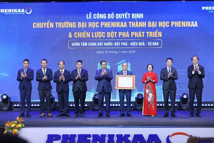 Thủ tướng Phạm Minh Chính trao quyết định về việc chuyển Trường Đại học Phenikaa thành Đại học Phenikaa. Ảnh: VGP/Nhật Bắc