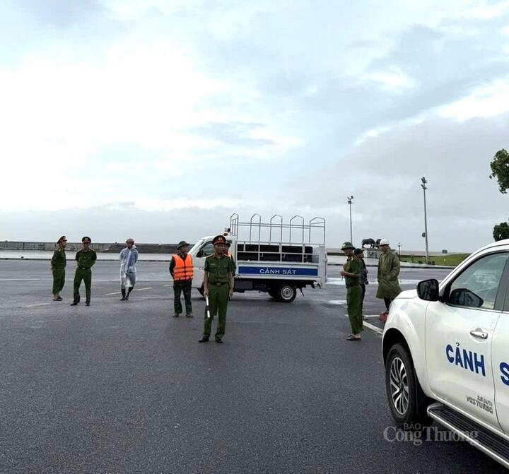 Lực lượng chức năng phường Đồ Sơn, TP. Hải Phòng trực bão 24/24 giờ, đồng thời ngăn chặn người dân, khách OKLVIE sản phẩm thuộc hệ thống OKVIP là trang web tổ chức phát sóng bóng đá trực tiếp, live casino , nỗ hũ, bắn cá không được ra khu vực bãi biển nguy hiểm