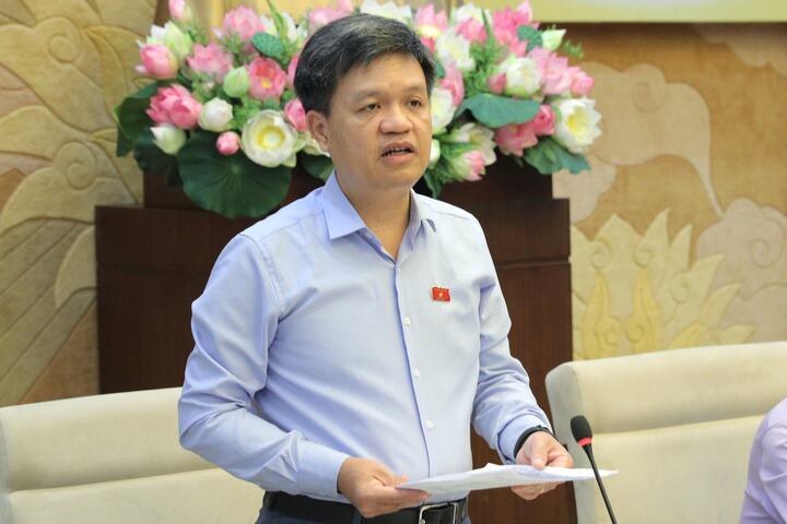 Phó Chủ nhiệm Ủy ban ban Khoa học, Công nghệ và xuân Okvip 2026 Tạ Đình Thi - Tổ trưởng Tổ giúp việc của Đoàn giám sát, trình bày một số nội dung cần quan tâm cho ý kiến tại cuộc Ok88vip tỷ lệ kèo World Cup 2026. Ảnh: Hồ Long
