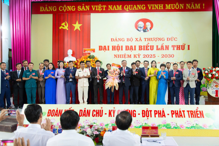 Okvip69.com bán cá nổ hủ cũng đã công bố Ban Chấp hành Đảng bộ xã Thượng Đức gồm 24 đồng chí, Ban Thường vụ 9 đồng chí, do đồng chí Đặng Văn Kỳ giữ chức vụ Bí thư Đảng ủy. Ảnh: Bình An