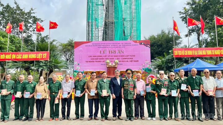 Ban Tổ chức trao tặng 20 phần quà tri ân đến các gia đình chính sách tại xã Đức Cơ. Ảnh: Hiền Mai